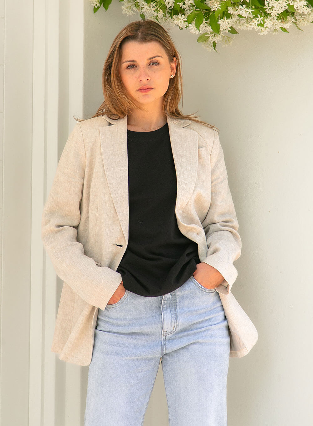 The Harper Linen Blazer has shoulder pads, is fully lined with tortoiseshell buttons and functional button closures. A tailored cut pocket with flap detailing.