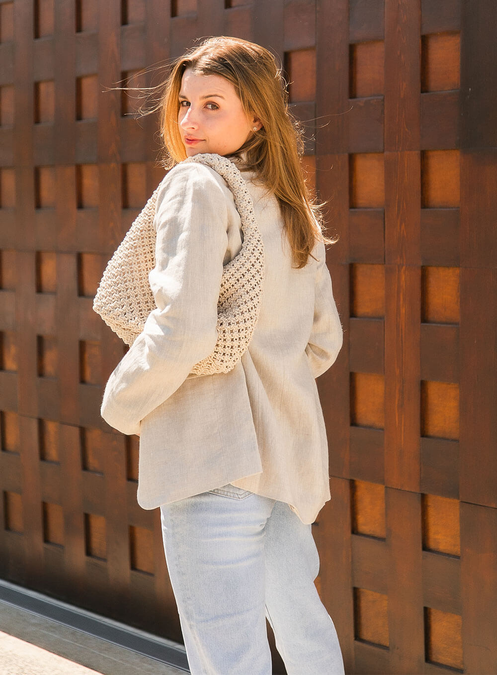 The Harper Linen Blazer has shoulder pads, is fully lined with tortoiseshell buttons and functional button closures. A tailored cut pocket with flap detailing.