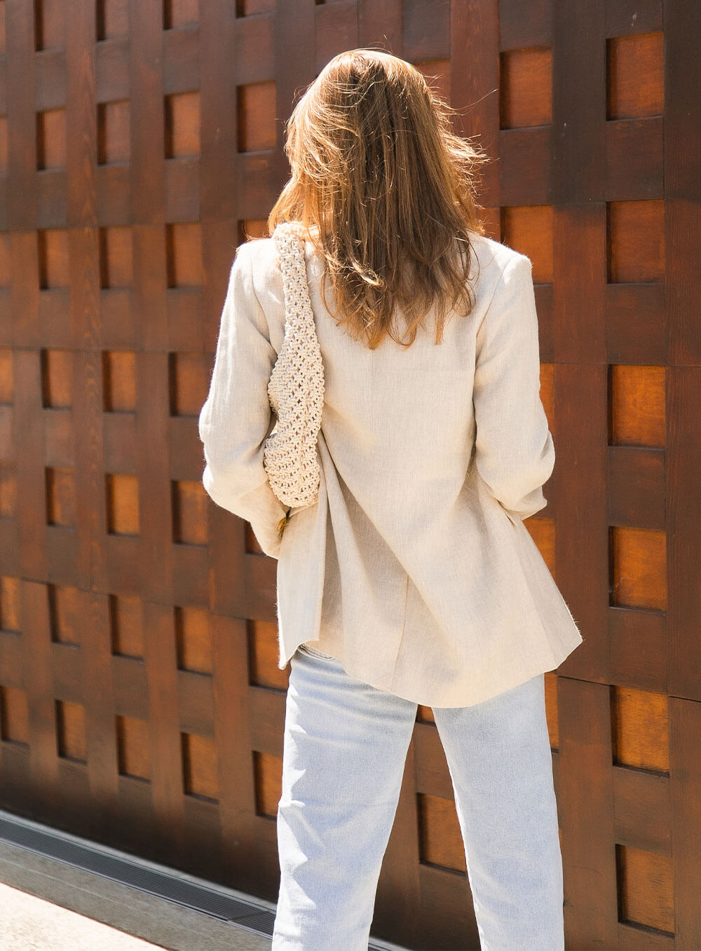 The Harper Linen Blazer has shoulder pads, is fully lined with tortoiseshell buttons and functional button closures. A tailored cut pocket with flap detailing.