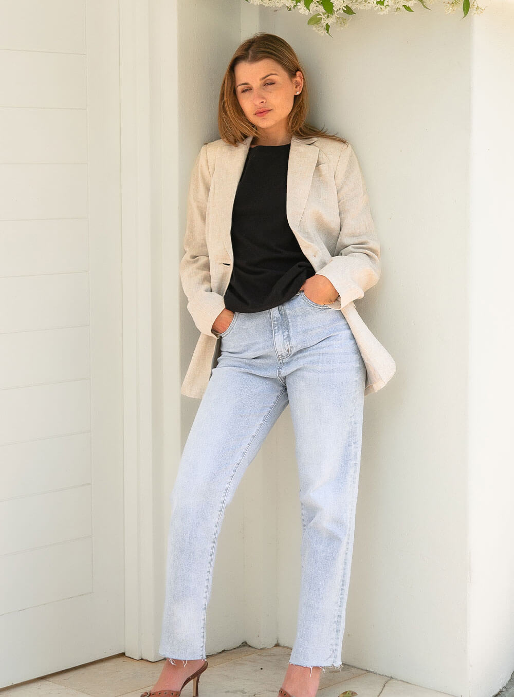 The Harper Linen Blazer has shoulder pads, is fully lined with tortoiseshell buttons and functional button closures. A tailored cut pocket with flap detailing.