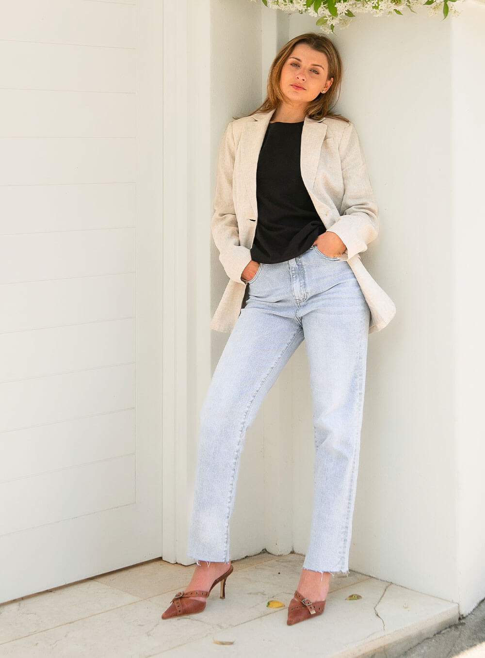 The Harper Linen Blazer has shoulder pads, is fully lined with tortoiseshell buttons and functional button closures. A tailored cut pocket with flap detailing.
