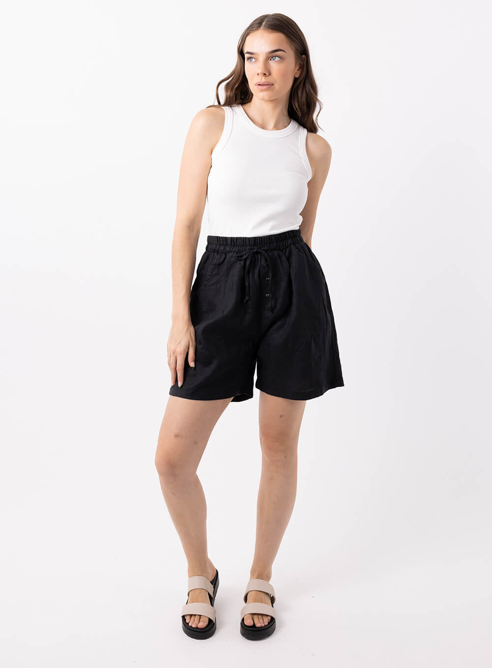 Adeline linen short in black has 20mm elestic wiast band with tie. It has 2 side pockets, is mid thigh length with 100% breathabe linen fabric.. 