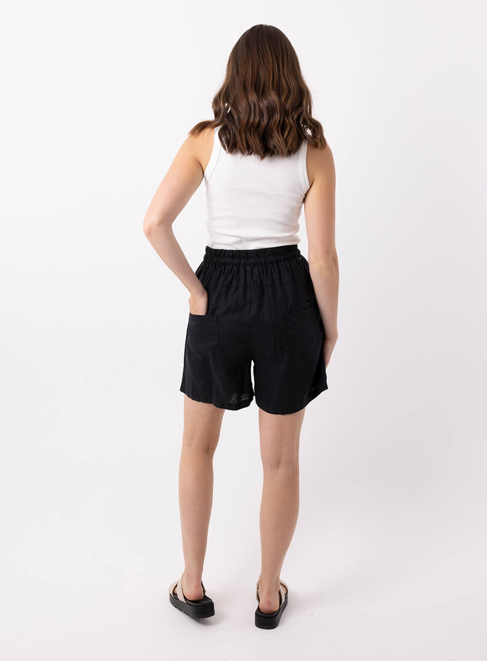 Adeline linen short in black has 20mm elestic wiast band with tie. It has 2 side pockets, is mid thigh length with 100% breathabe linen fabric.. 