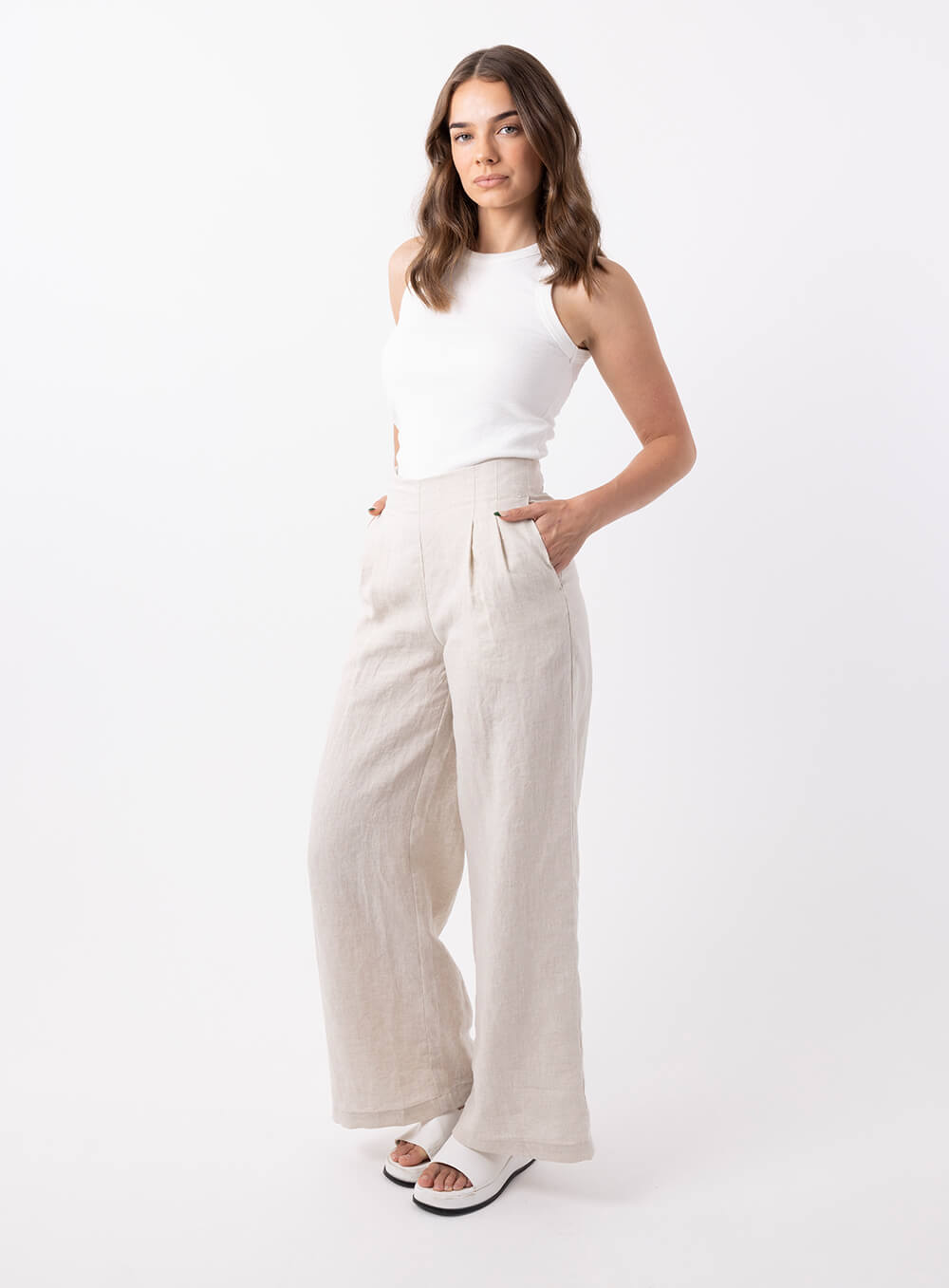 The Alice Pant in oatmeal is a full length pant made in 100% premium flax linen with 2 front pleats, 2 side pockets, belt loops and an invisible zip at the back. 