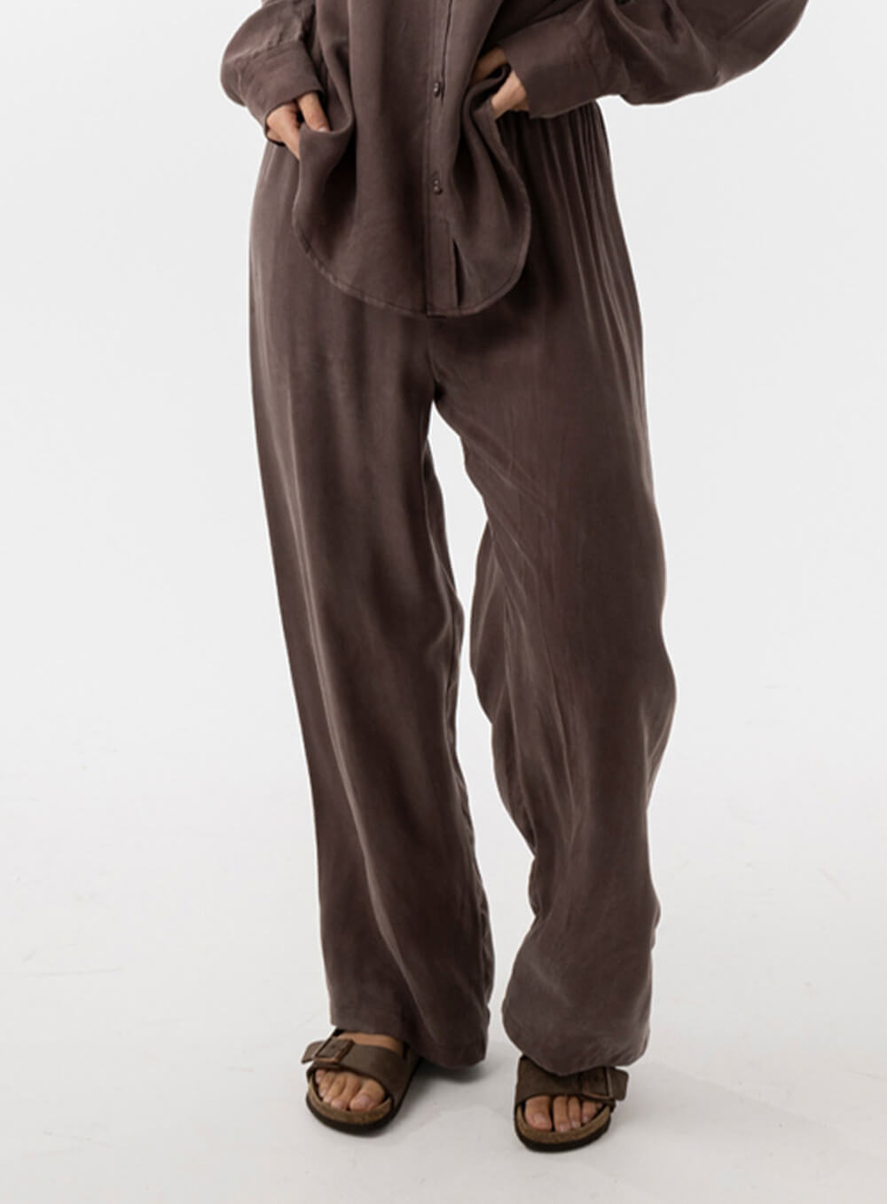 The Chloe Cupro pant features cupro and viscose blended fabrication with a velvety soft handfeel that creates a draping look, a drawcord waistband, straight leg design with side pockets.
