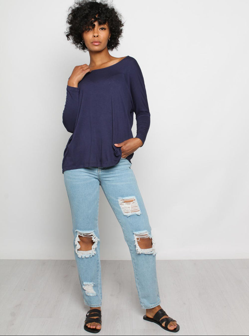 Over size fit
Fitted arms
3/4 sleeve 
Loose fitting arm
Viscose Elastane
Kirsten is 175cm tall. Bust: 81cm Waist: 64cm Hips: 91cm and wears size 8