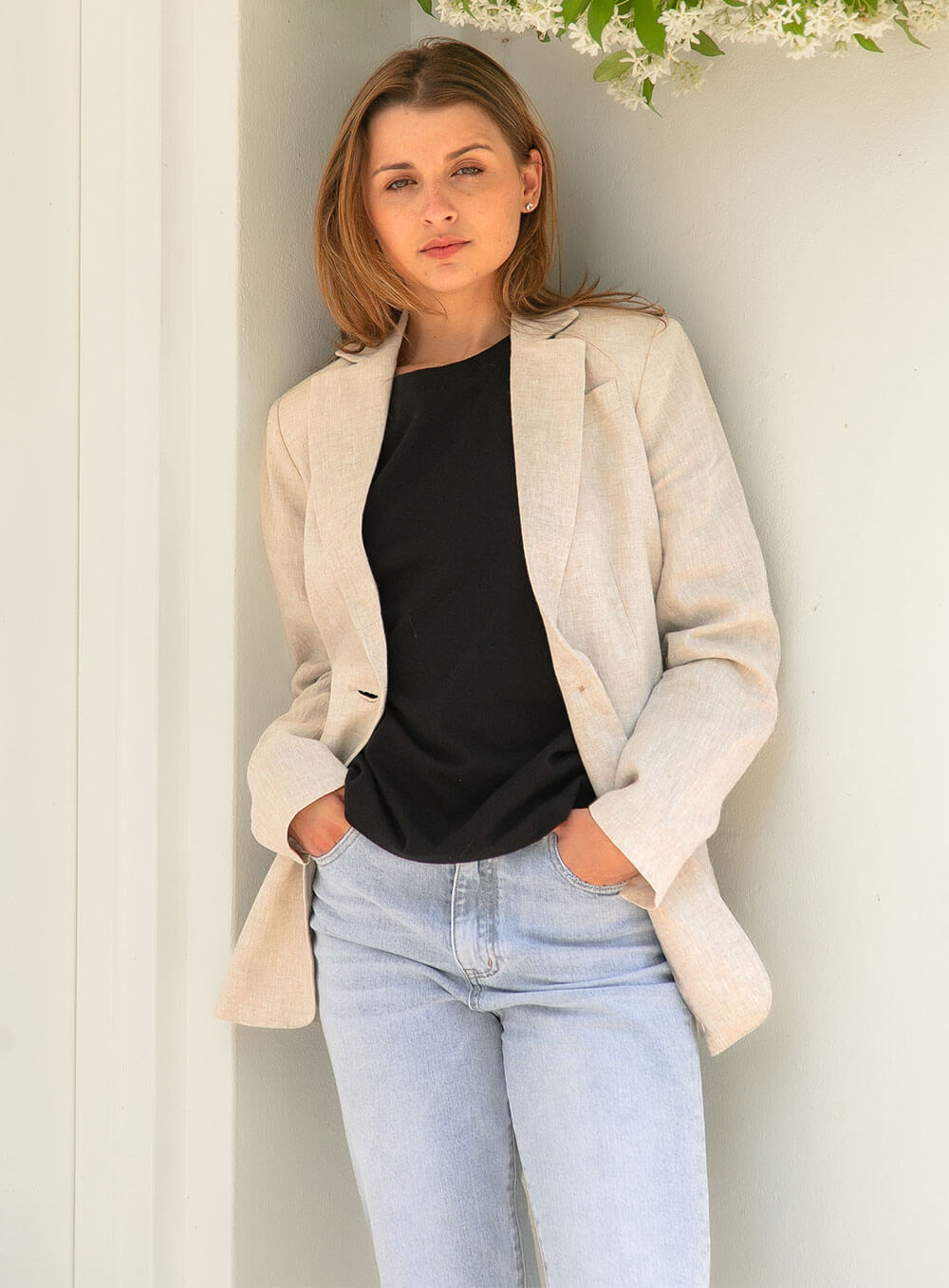 The Harper Linen Blazer has shoulder pads, is fully lined with tortoiseshell buttons and functional button closures. A tailored cut pocket with flap detailing.