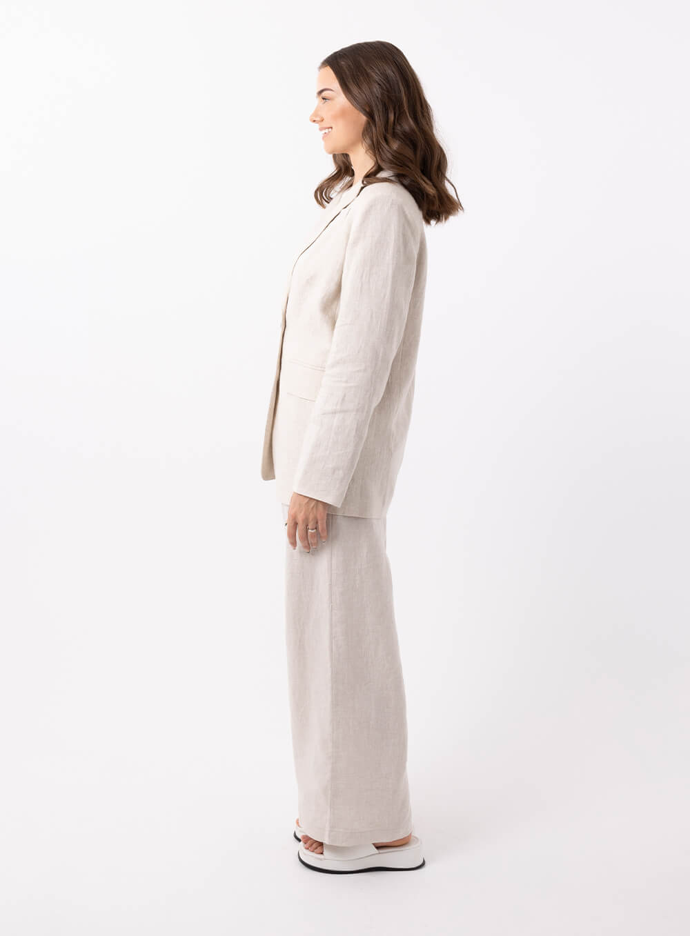 The Harper Linen Blazer has shoulder pads, is fully lined with tortoiseshell buttons and functional button closures. A tailored cut pocket with flap detailing.