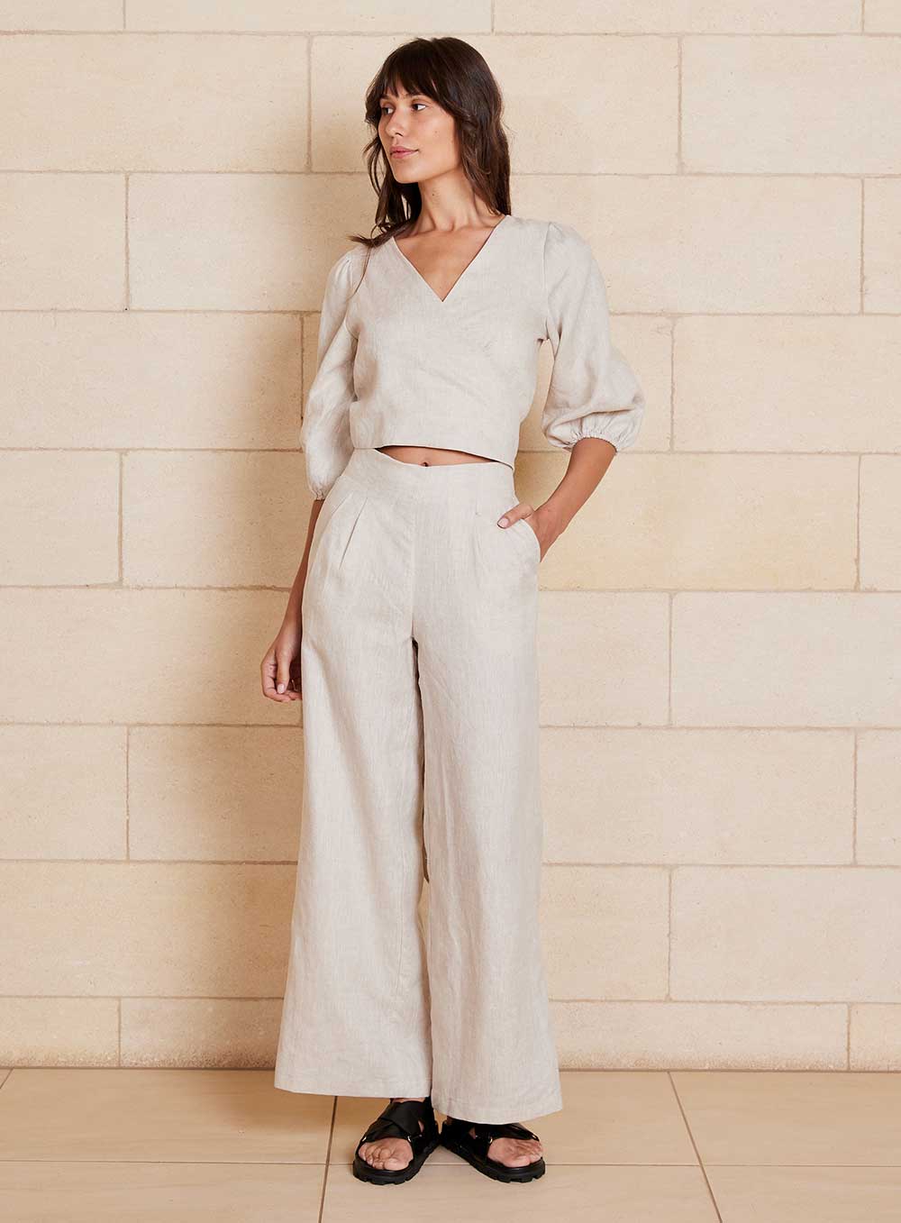 The Alice Pant in oatmeal is a full length pant made in 100% premium flax linen with 2 front pleats, 2 side pockets, belt loops and an invisible zip at the back. 