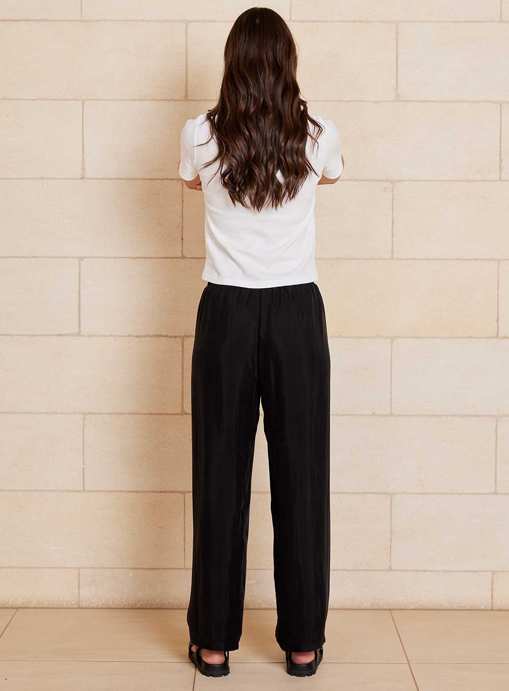 The Chloe Cupro pant features cupro and viscose blended fabrication with a velvety soft handfeel that creates a draping look, a drawcord waistband, straight leg design with side pockets.